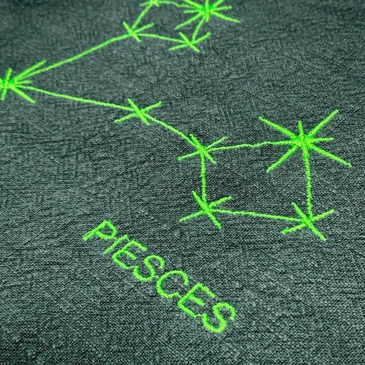 Serviette en lin lavé brodée d'une constellation du zodiaque_détail de la broderie