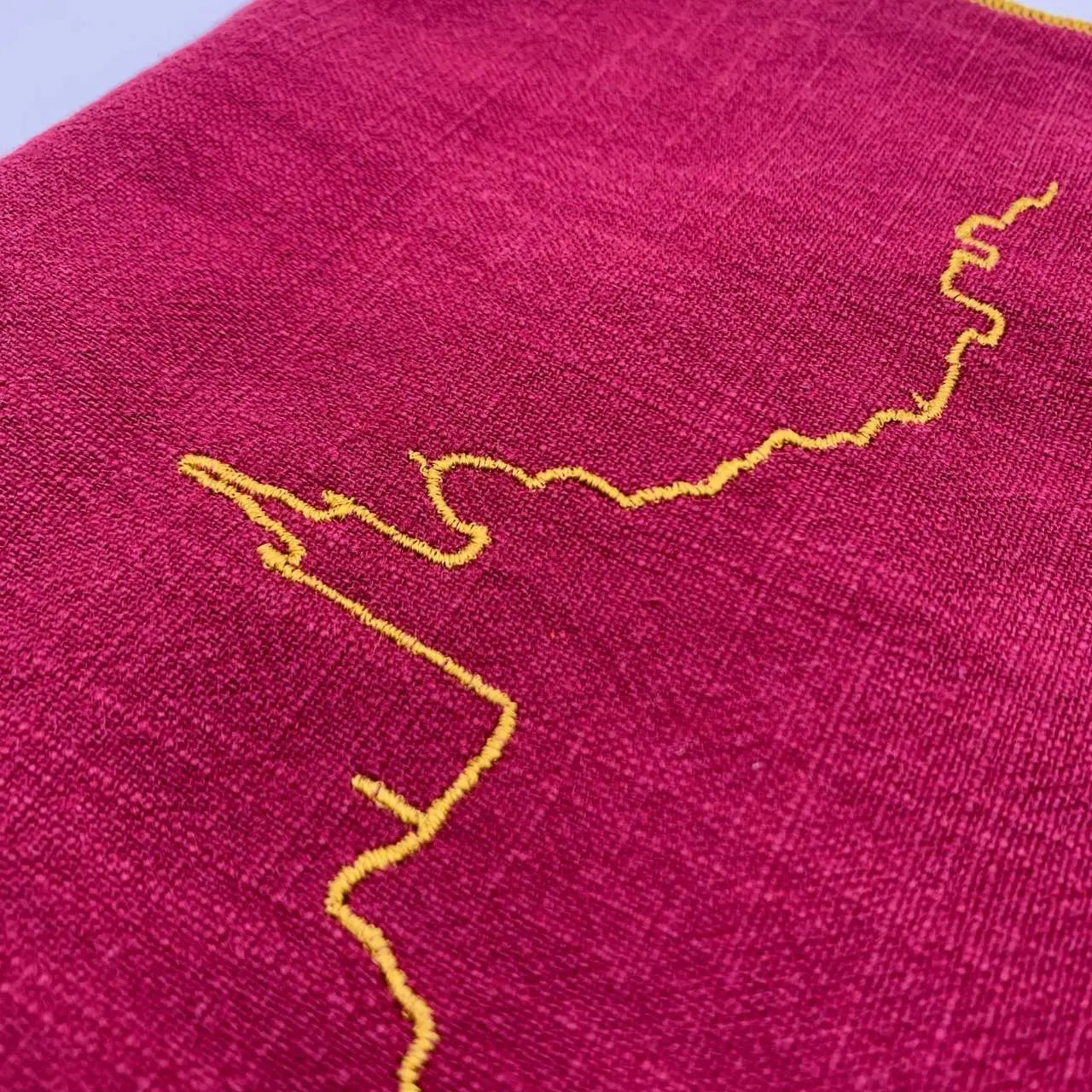 Notre Dame de la Garde brodée sur une serviette framboise finition dorée