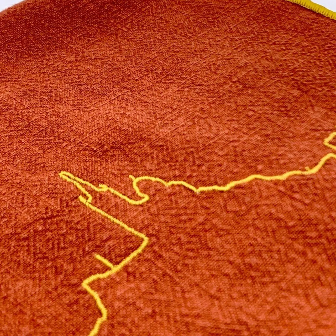 Notre Dame de la Garde brodée sur une serviette piment finition dorée