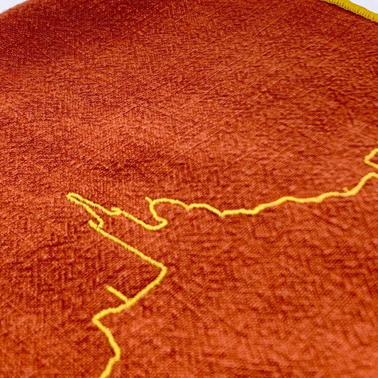 Notre Dame de la Garde brodée sur une serviette piment finition dorée