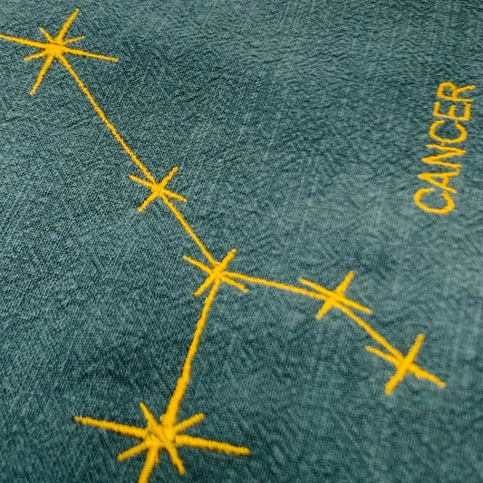 Serviette en lin lavé vert forêt finition doré_Constellations du Zodiaque