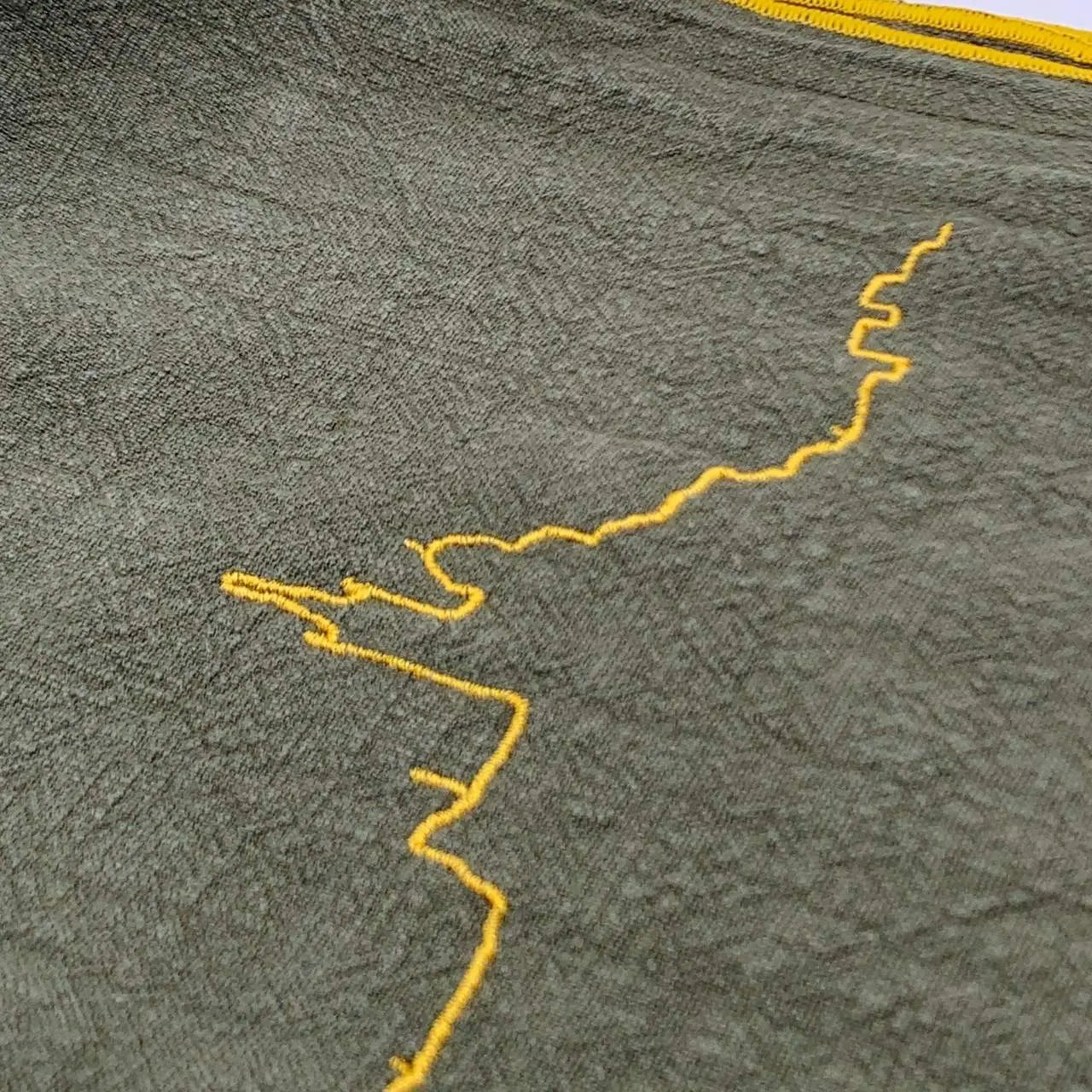 Notre Dame de la Garde brodée sur une serviette vert safari finition dorée