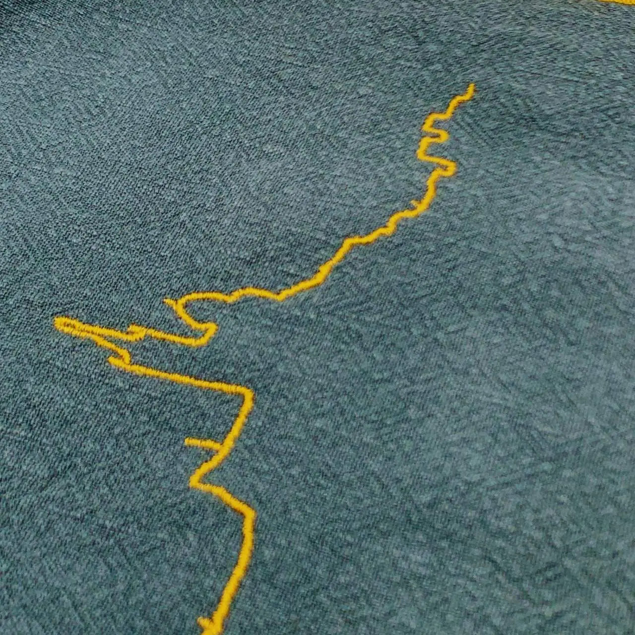 Notre Dame de la Garde brodée sur une serviette vert forêt finition dorée