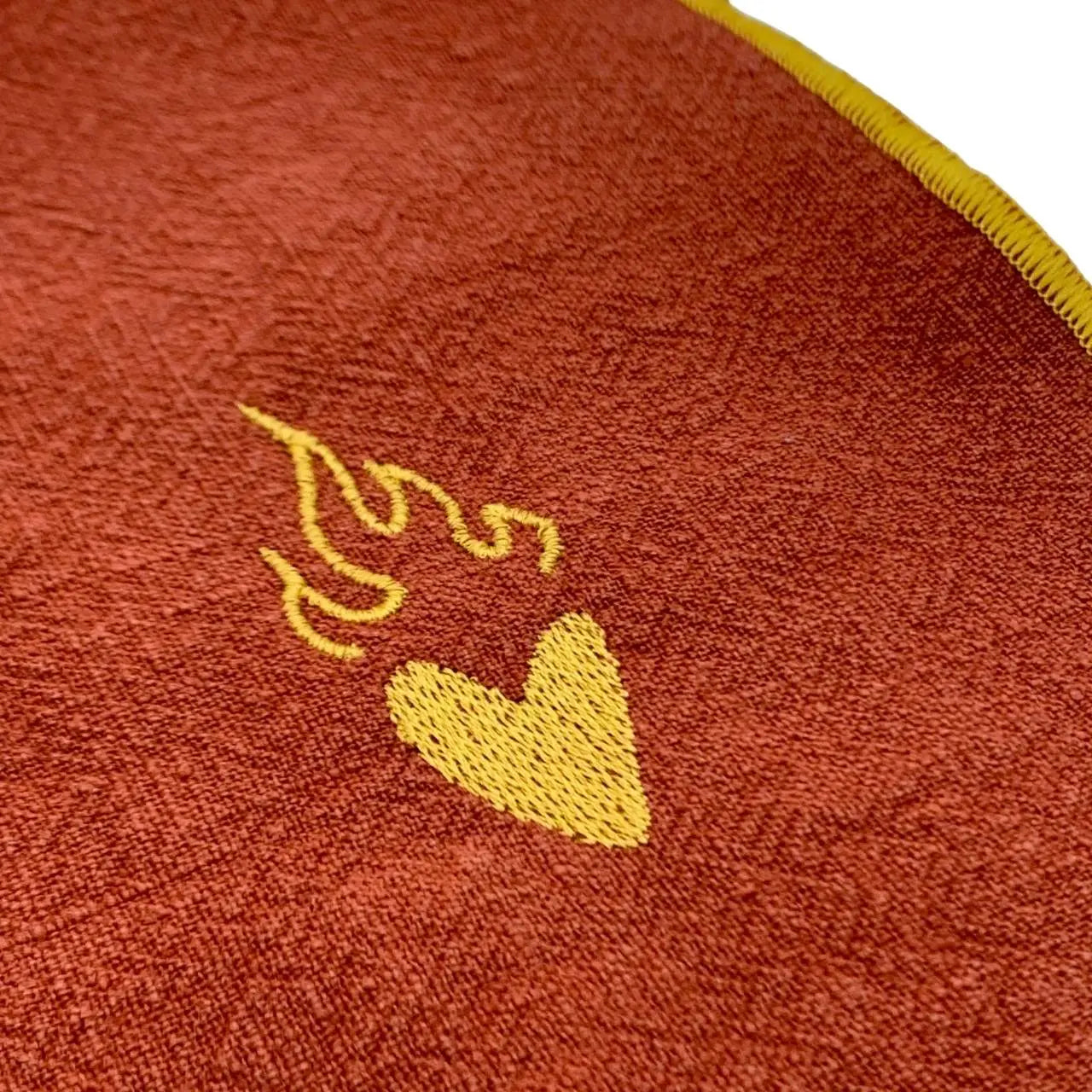 Serviette en lin lavé couleur Piment, finition dorée collection Coeur