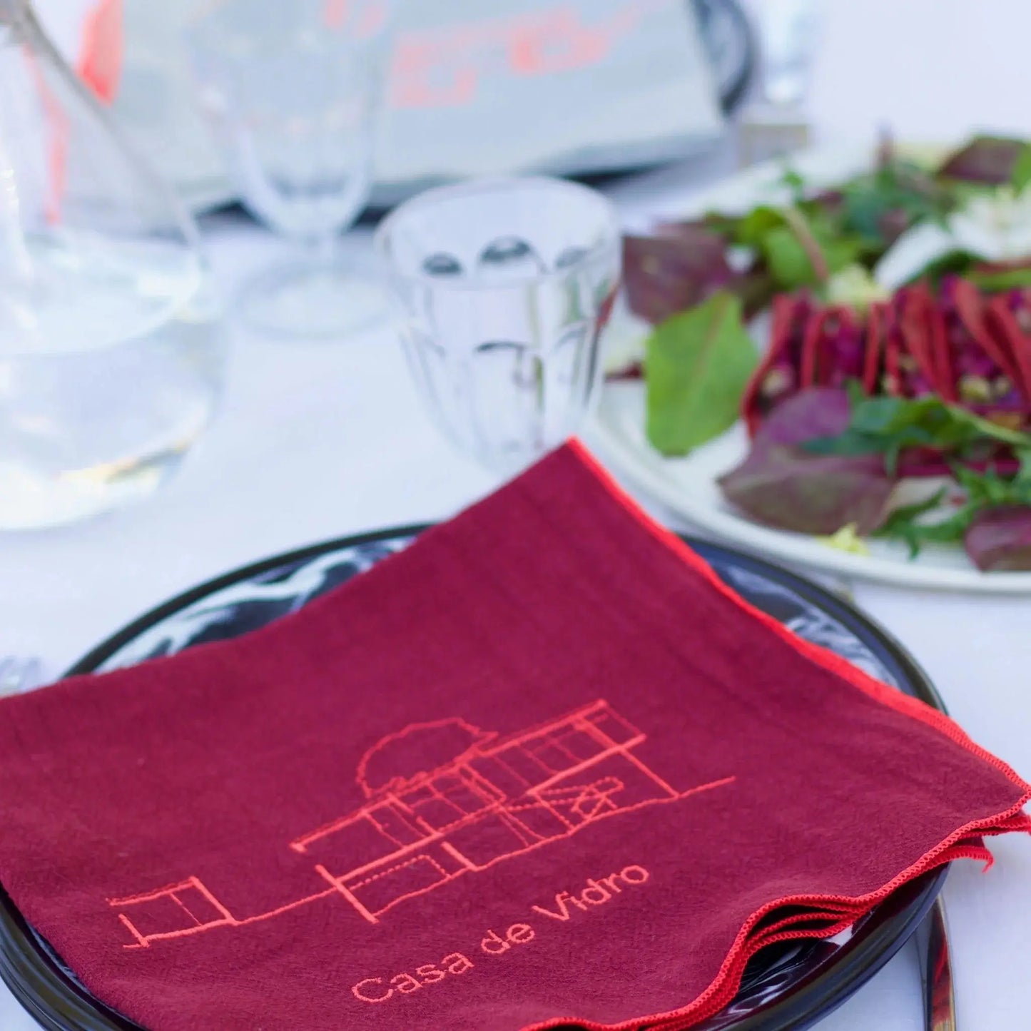 Serviette en lin lavé framboise_brodée d'un plan d'architecture