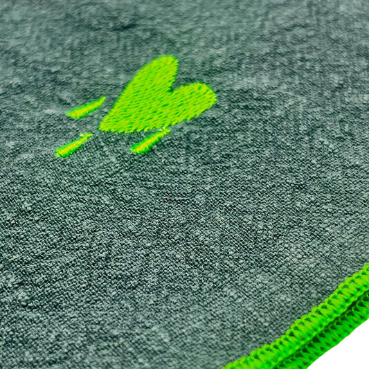 Serviette en lin lavé Vert Forêt_brodé d'un Coeur personnalisable