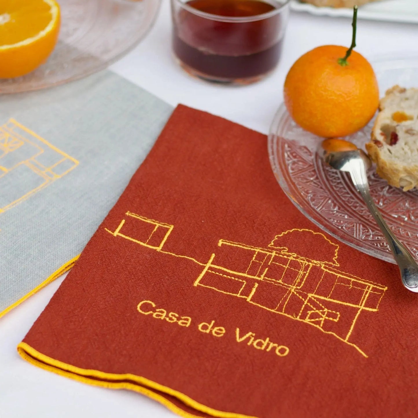 Serviette en lin lavé piment_brodée d'un plan d'architecture