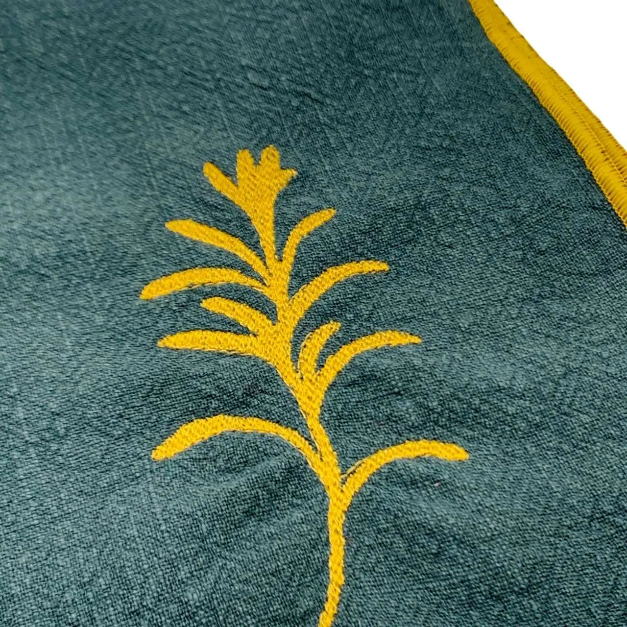 Serviette en lin lavé couleur vert forêt, finition dorée_brodée d'une plante aromatique