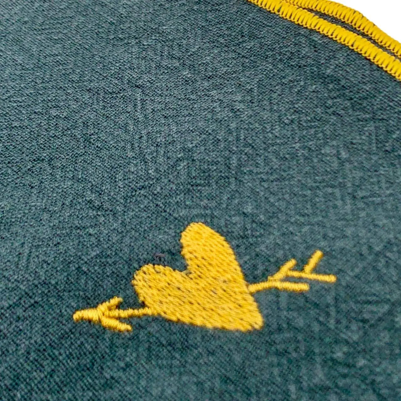 Serviette en lin lavé couleur Vert Forêt, finition dorée collection Coeur