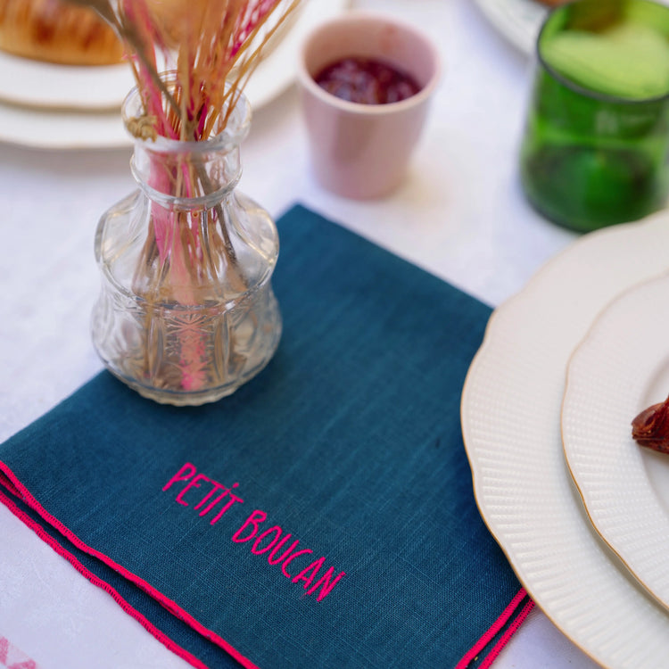 serviettes en lin bleu brodées de petits noms marrants