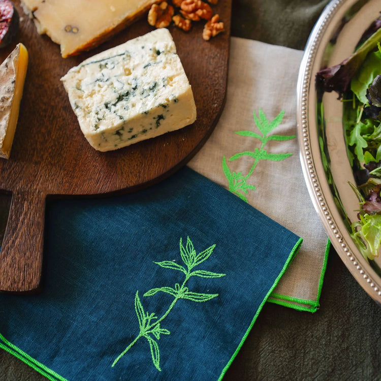 Serviettes en lin bleue et grise brodées de plantes aromatiques, thym, romarin, sarriette, lavande.