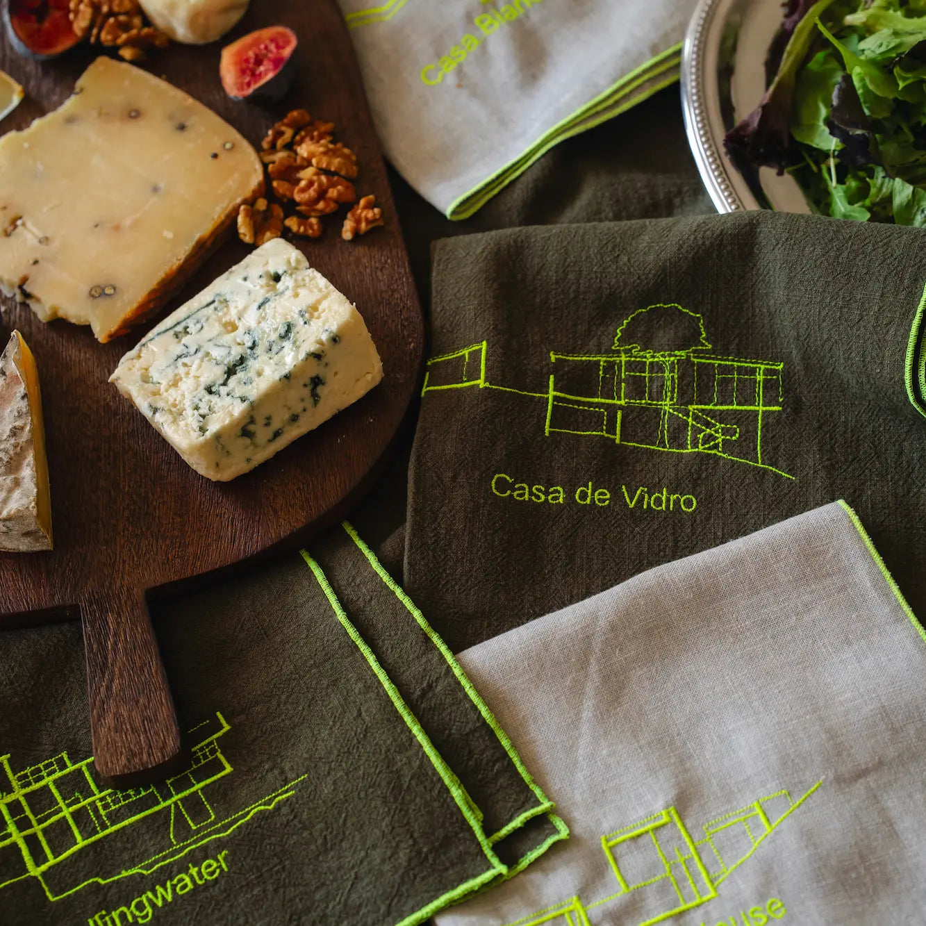 Serviettes en lin vert kaki brodées de plans d'architecture de bâtiments et de maisons conçus par des architectes célèbres