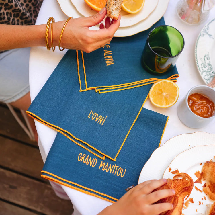 Serviettes bleu en lin brodées de prénoms