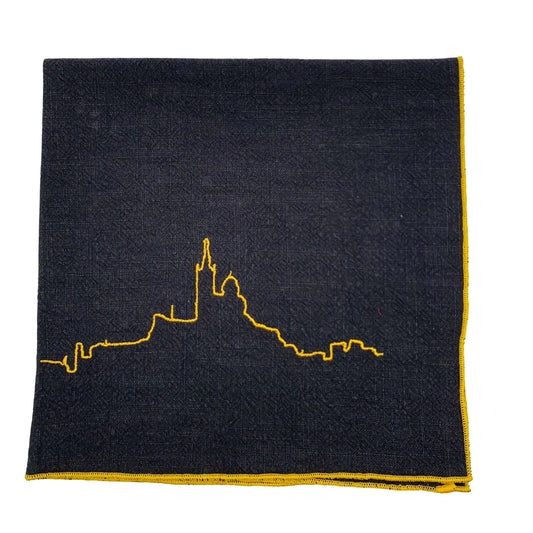 Notre Dame de la Garde brodée sur une serviette noire finition dorée