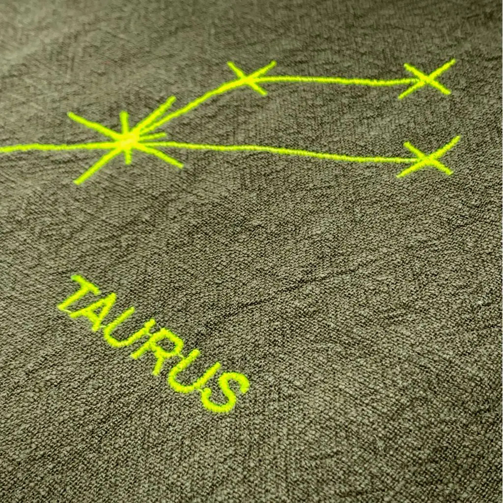 Serviette en lin lavé vert safari brodée_Constellation du Zodiaque