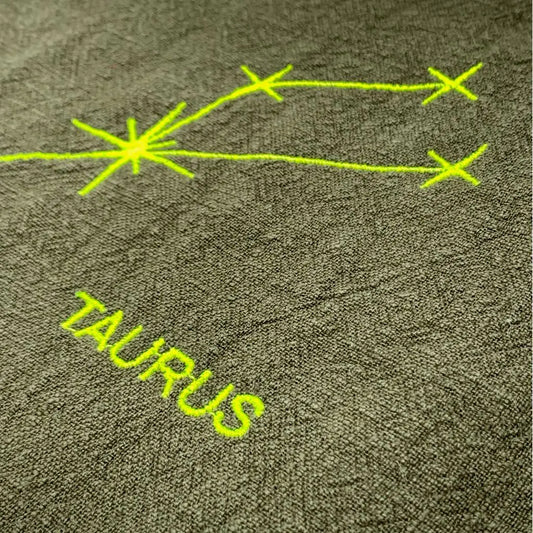 Serviette en lin lavé vert safari brodée_Constellation du Zodiaque