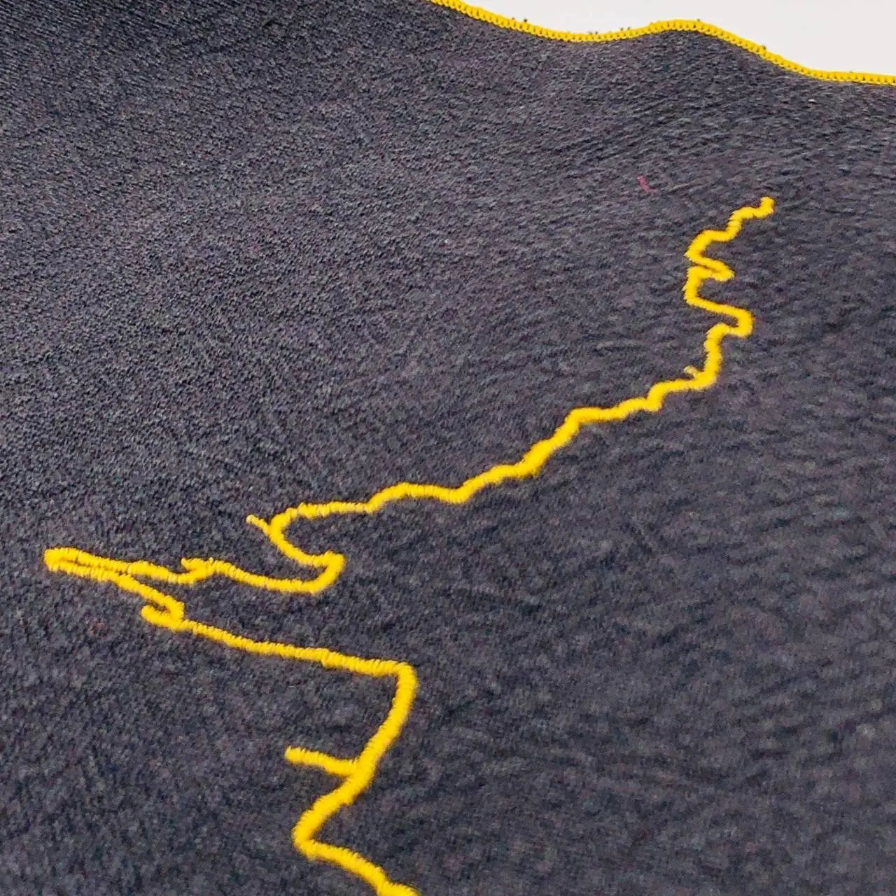 Notre Dame de la Garde brodée sur une serviette noire finition dorée