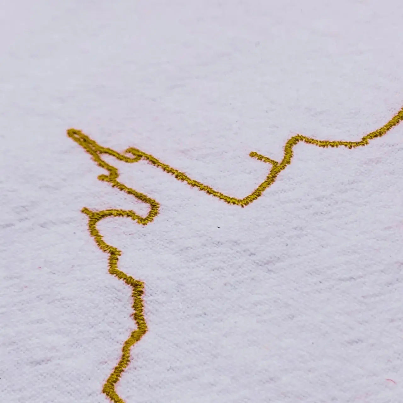 Notre Dame de la Garde brodée sur une serviette blanche finition dorée