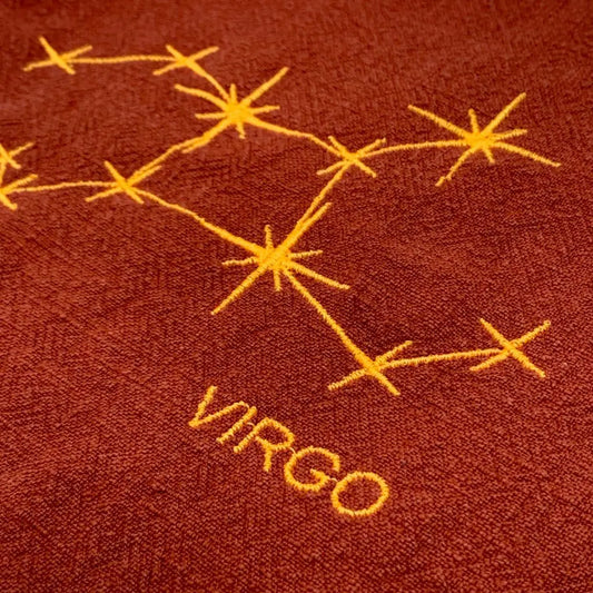Serviette en lin lavé piment brodée d'une constellation du zodiaque_détail de la broderie