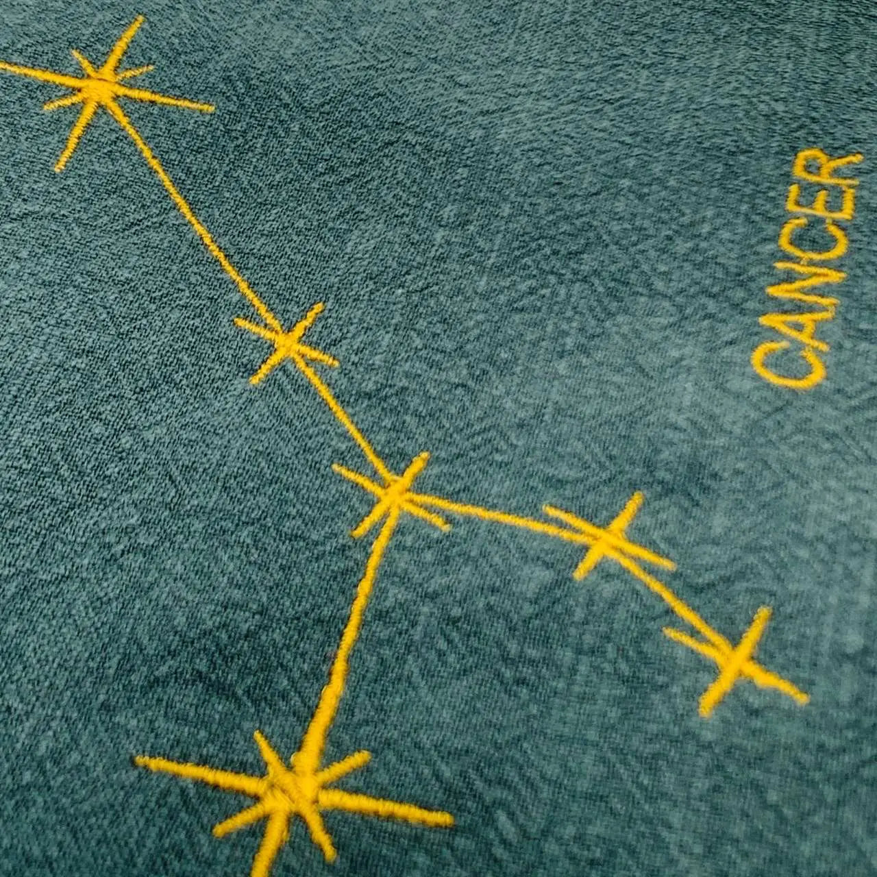 Serviette en lin lavé vert forêt finition doré_Constellations du Zodiaque