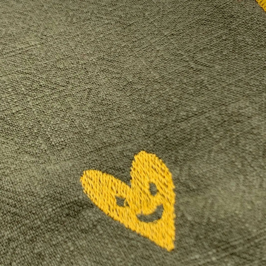 Serviette en lin lavé couleur Vert Safari, finition dorée collection Coeur