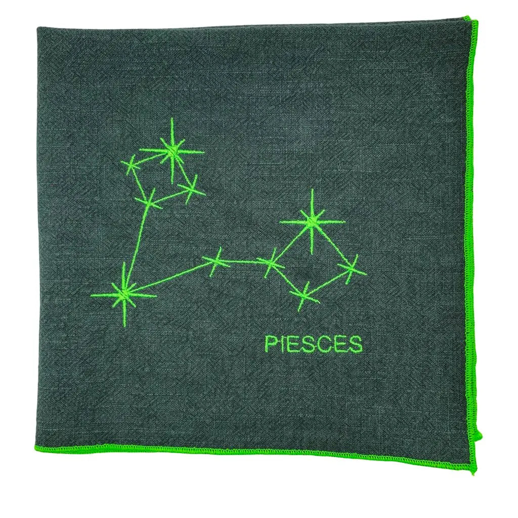 Serviette en lin lavé vert forêt brodée d'une constellation du zodiaque_vue produit