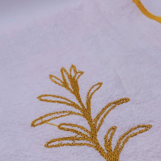 Serviette en lin lavé couleur blanc finition dorée_brodée d'une plante aromatique