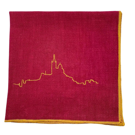 Notre Dame de la Garde brodée sur une serviette framboise finition dorée