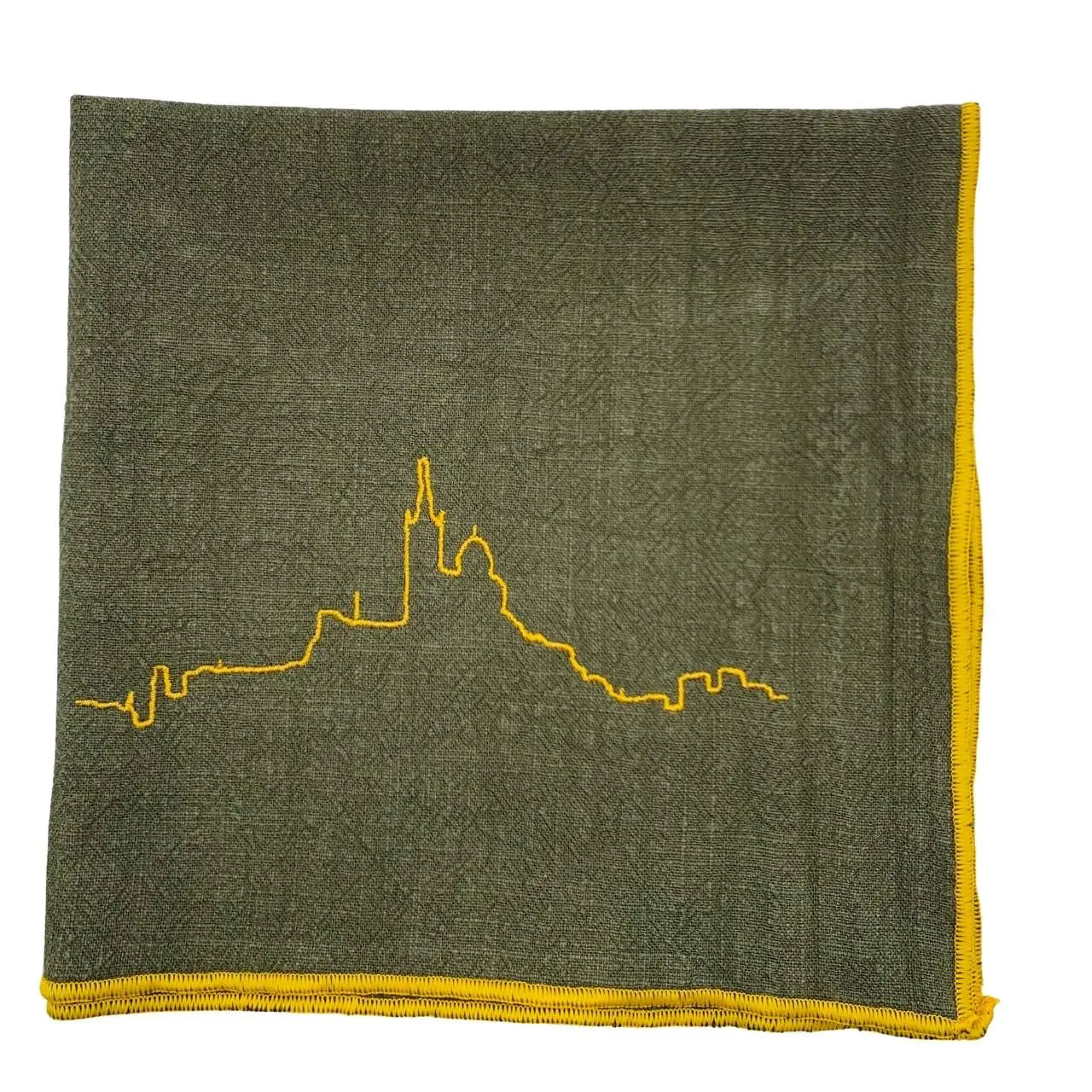 Notre Dame de la Garde brodée sur une serviette vert safari finition dorée