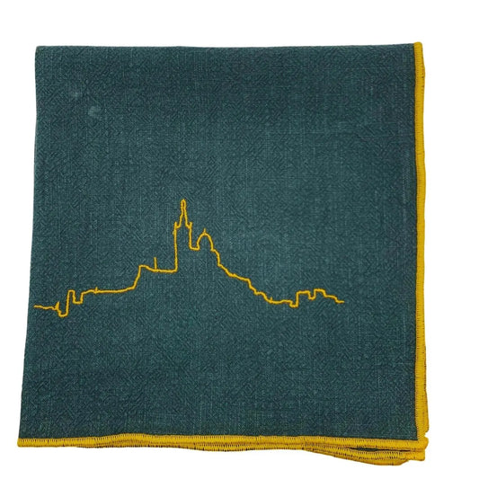 Notre Dame de la Garde brodée sur une serviette vert forêt finition dorée