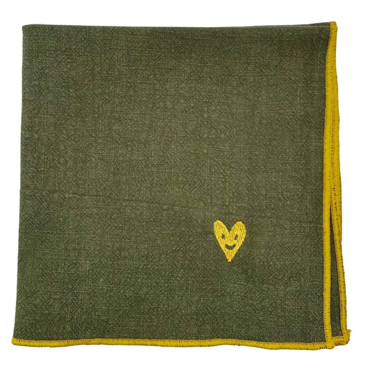 Serviette en lin lavé couleur Vert Safari, finition dorée collection Coeur