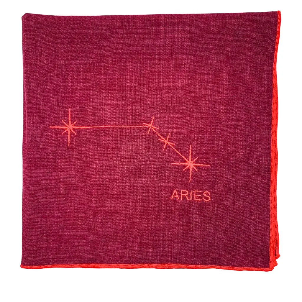 Serviette en lin lavé couleur framboise brodée d'une constellation du zodiaque, relative au signe du bélier. Vue du produit.