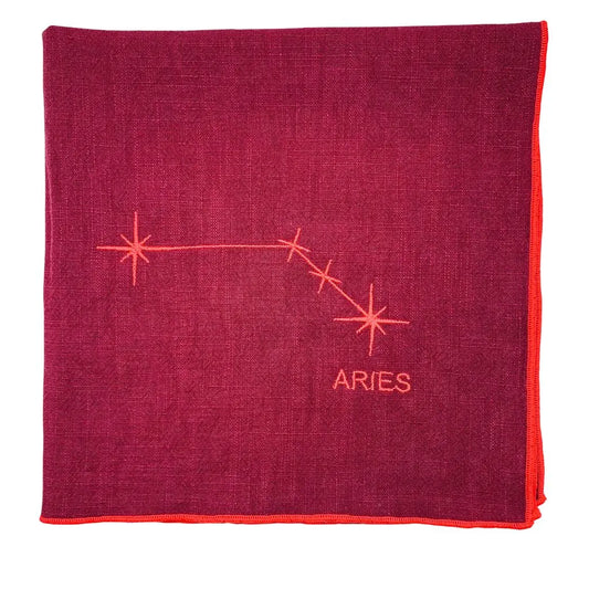 Serviette en lin lavé couleur framboise brodée d'une constellation du zodiaque, relative au signe du bélier. Vue du produit.