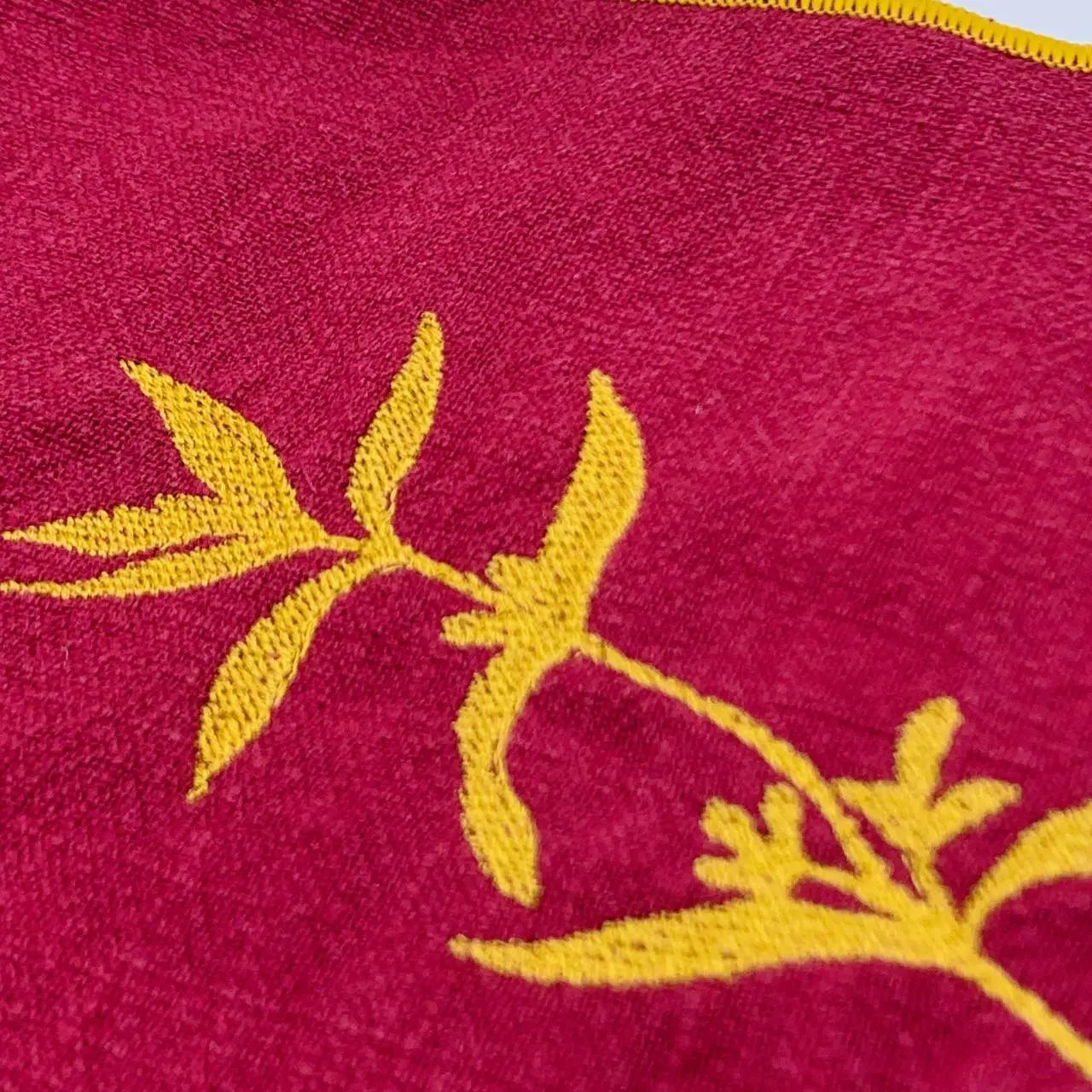 Serviette en lin lavé couleur framboise, finition dorée_brodée d'une plante aromatique