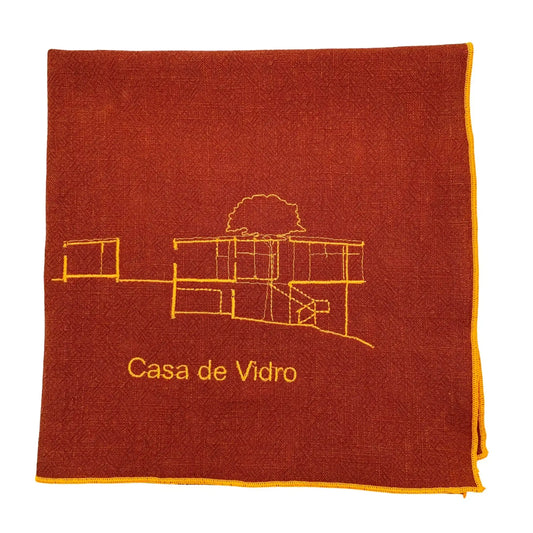 Serviette en lin lavé couleur piment avec des finitions néon orange brodée du plan du célèbre projet d'architecture Casa de Vidro conçu par l'architecte Lina Bo Bardi_vue produit