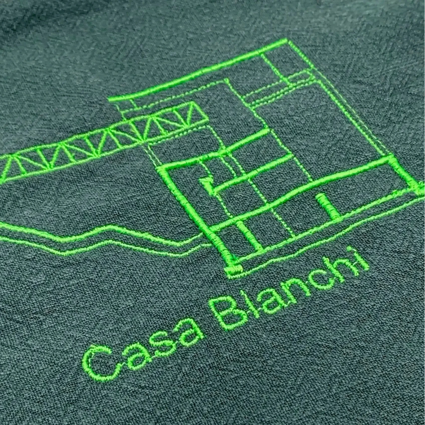 Serviette en lin lavé vert forêt_brodée d'un plan d'architecture