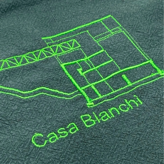 Serviette en lin lavé vert forêt_brodée d'un plan d'architecture