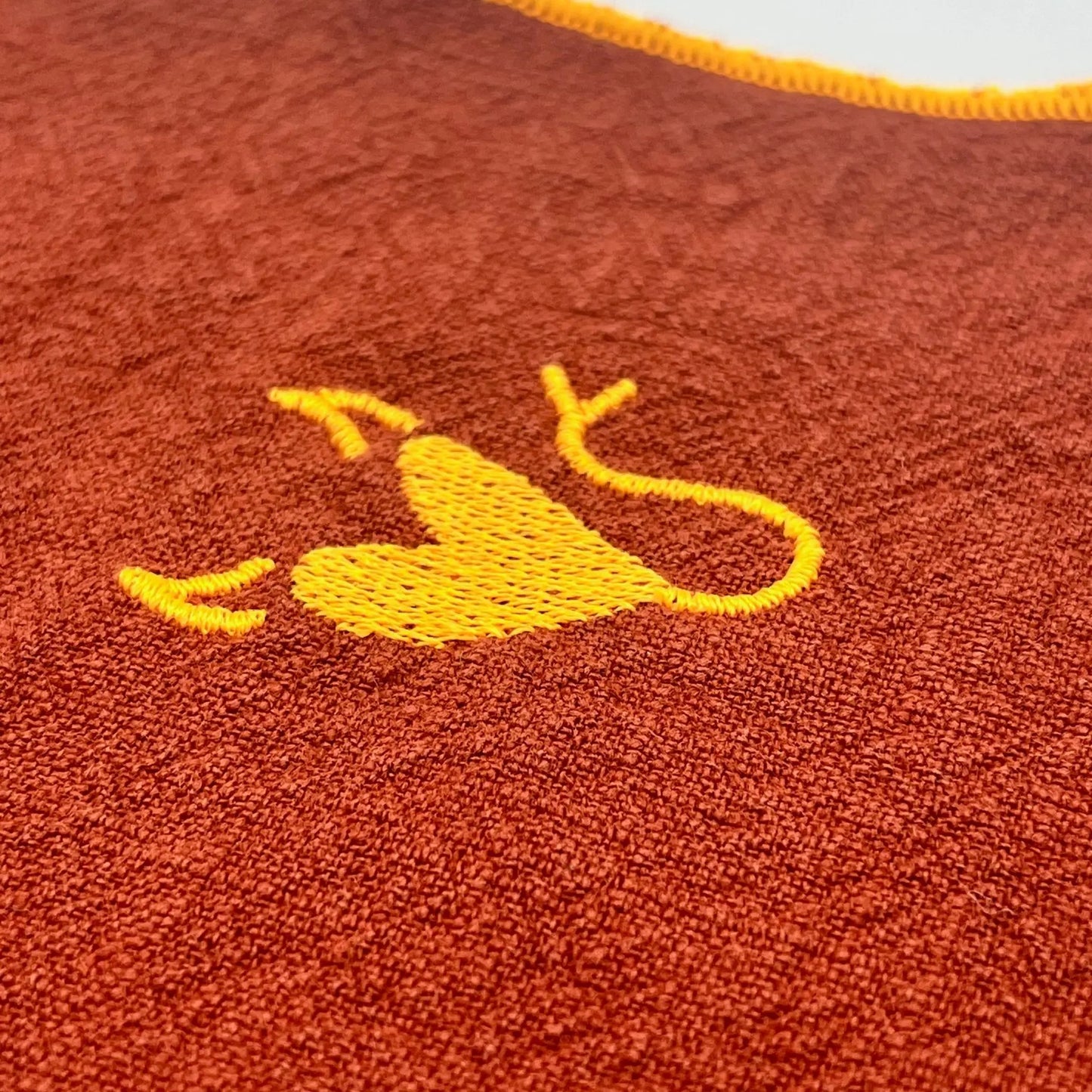 Serviette en lin lavé couleur Piment_brodé d'un Coeur personnalisable