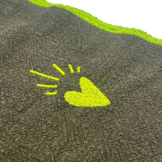 Serviette en lin lavé couleur Vert Safari, collection Coeur, broderie et finition jaune néon