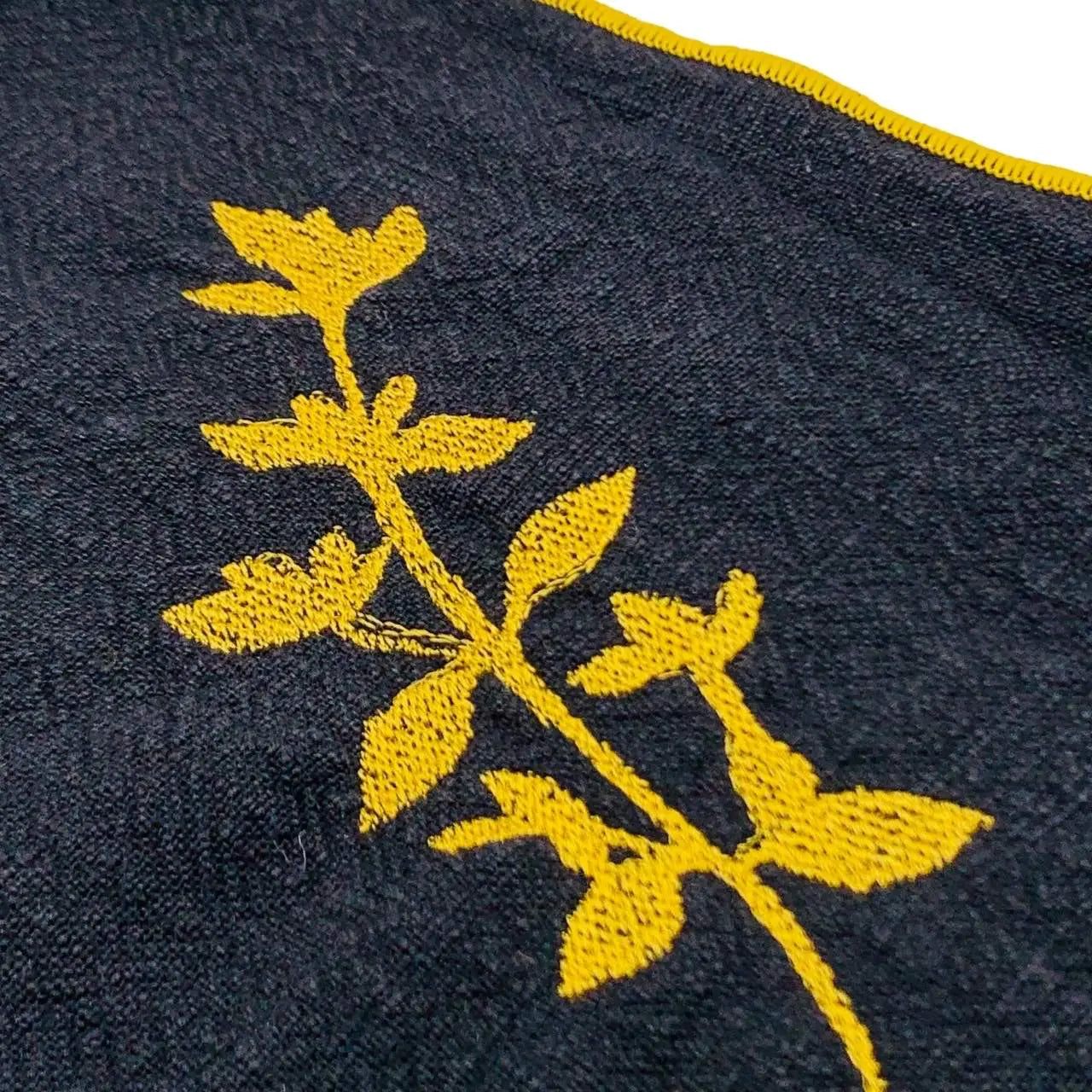 Serviette en lin lavé couleur noire finition dorée_brodée d'une plante aromatique