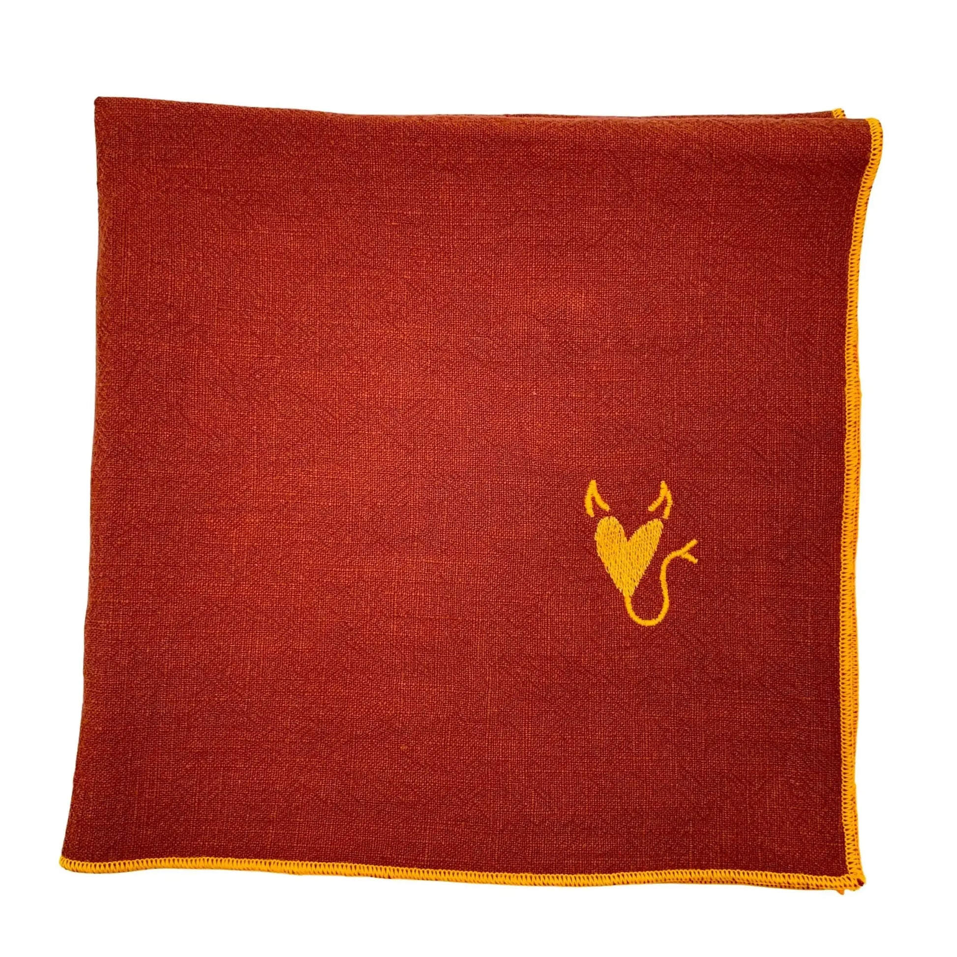 serviette en lin ouleur piment brodée d'un coeur diablotin 