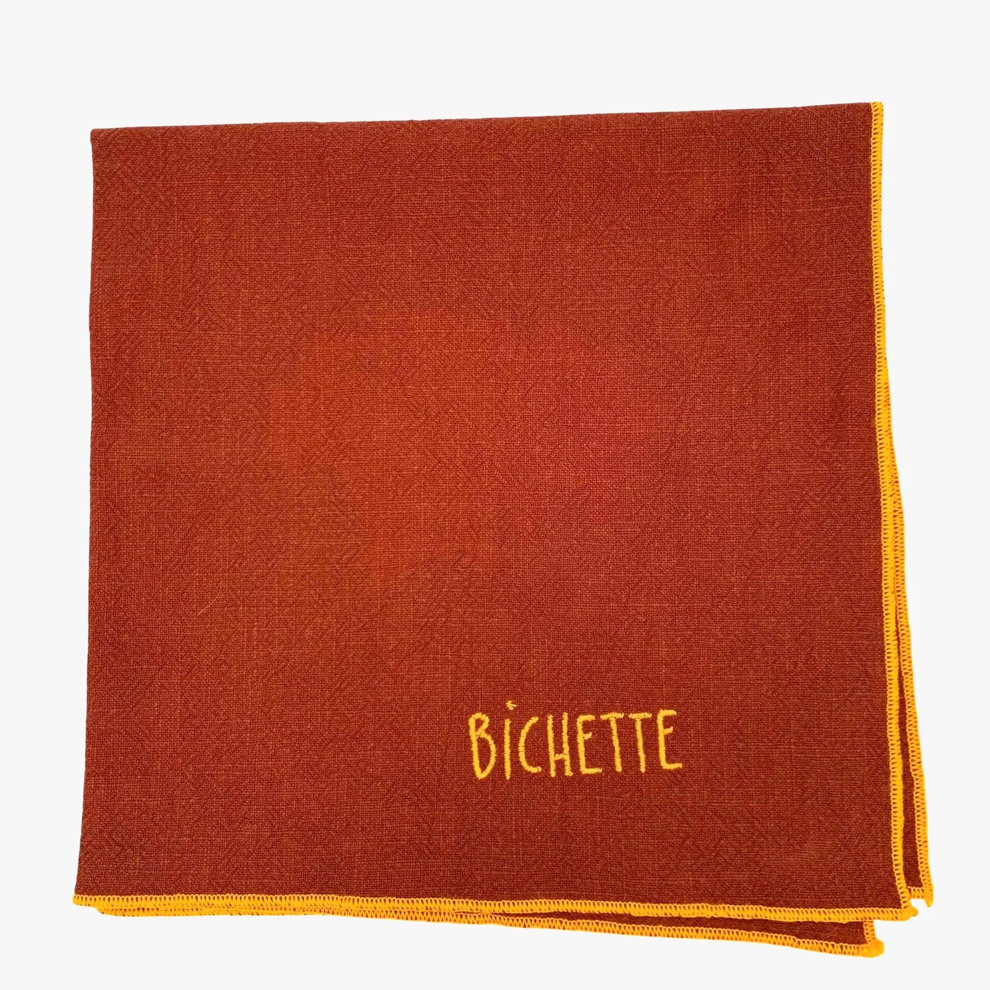 Serviette en lin lavé couleur piment, finition orange néon, brodé d'un prénom. vue du produit
