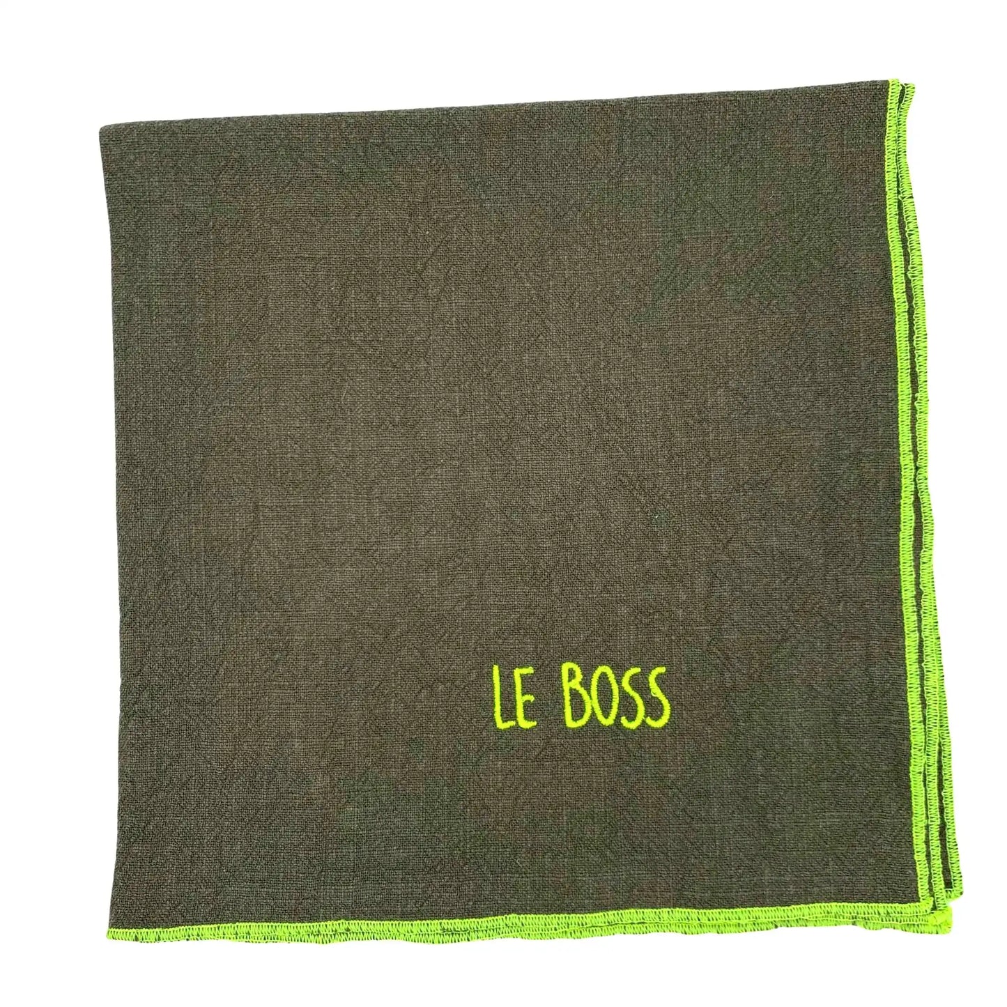 Serviette en lin lavé couleur vert safari, finition jaune néon, avec un nom brodé. vue produit