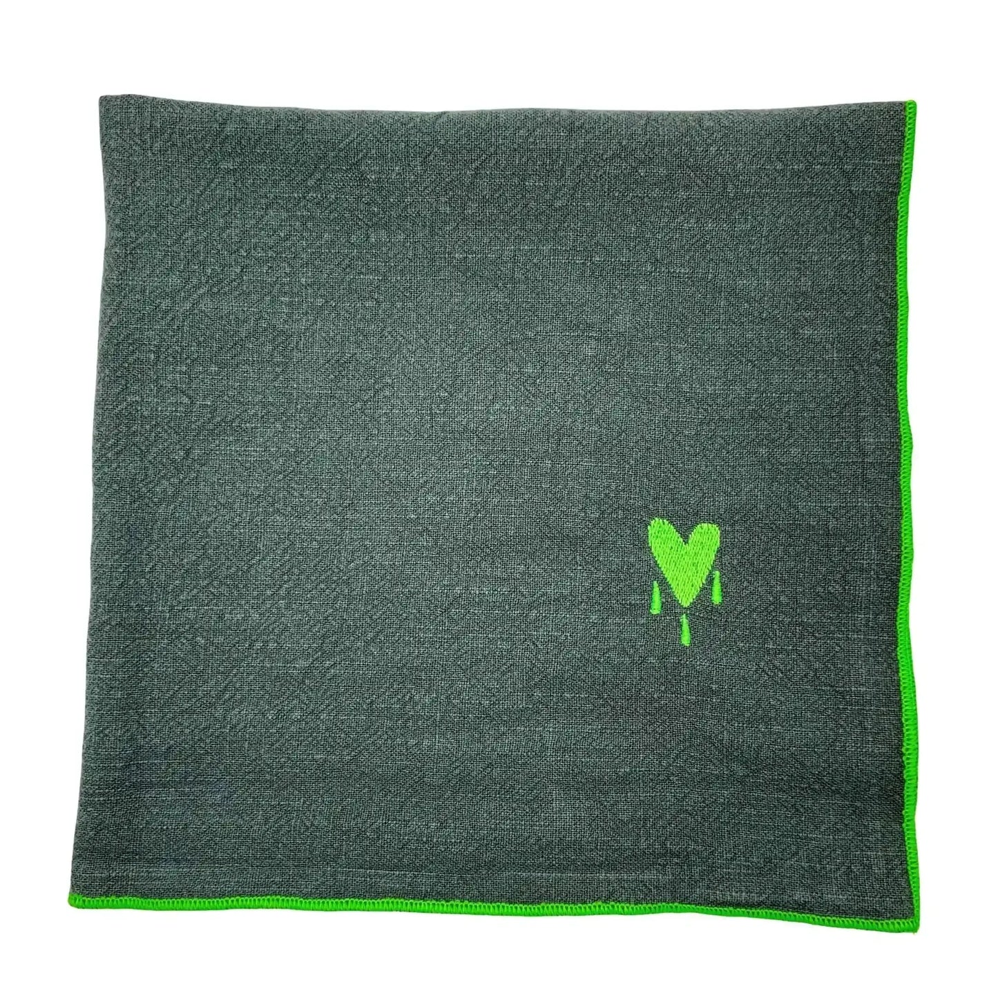 Serviette en lin brodée d'un coeur orné de gouttes couleur vert forêt_vue principale

