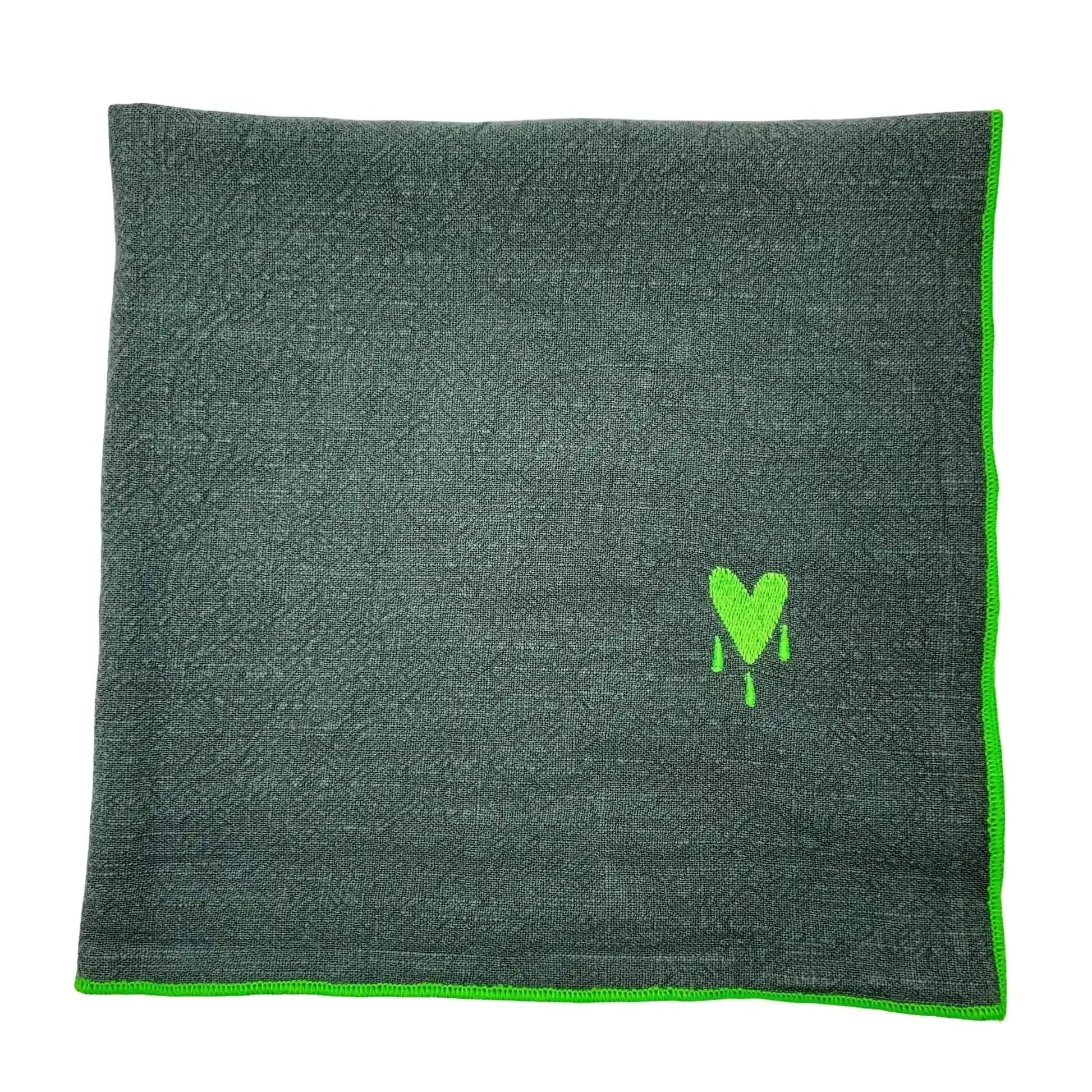 Serviette en lin brodée d'un coeur orné de gouttes couleur vert forêt_vue principale

