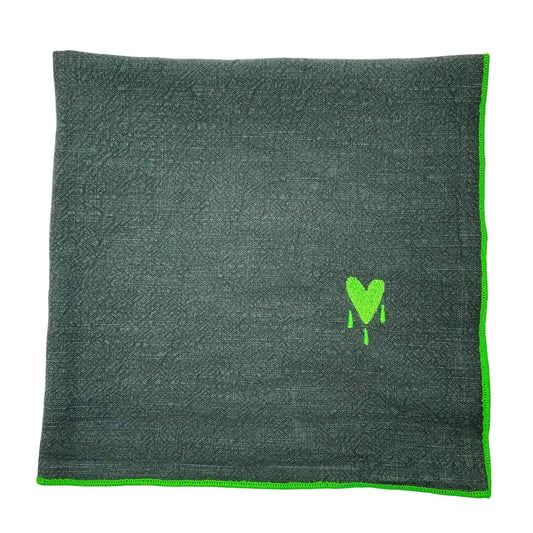 Serviette en lin brodée d'un coeur orné de gouttes couleur vert forêt_vue principale


