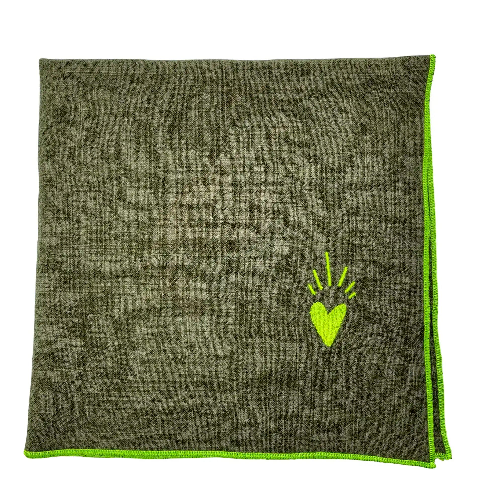 Serviette en lin vert safari brodée d'un coeur rayonnant_vue principale
