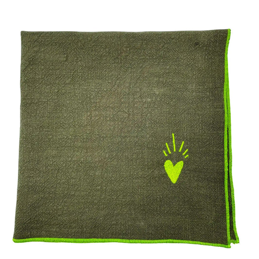 Serviette en lin vert safari brodée d'un coeur rayonnant_vue principale
