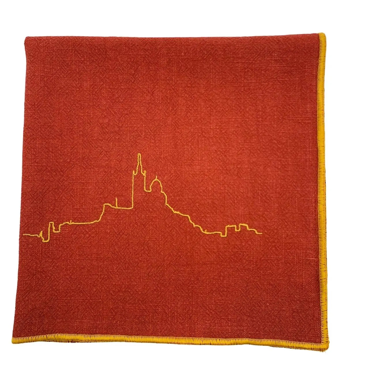 Notre Dame de la Garde brodée sur une serviette piment finition dorée
