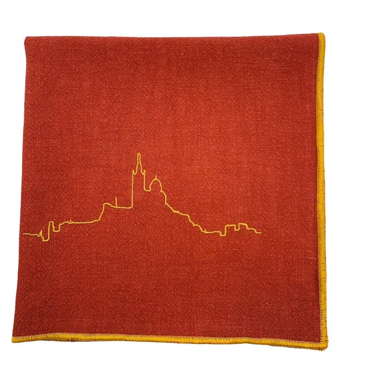 Notre Dame de la Garde brodée sur une serviette piment finition dorée